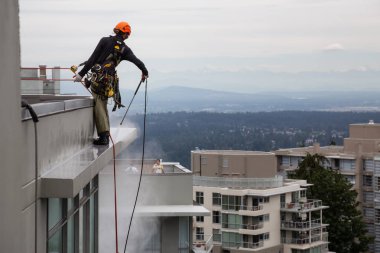 Burnaby dağ, Vancouver, British Columbia, Kanada - 9 Temmuz 2018: Yüksek doğmak ip access penceresi temiz bina bir bulutlu yaz gün boyunca yıkama güçtür.