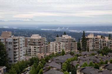 Havadan görünümü konut evler ve binalar Burnaby dağın zirvesinde. Vancouver, British Columbia, Kanada alınan.