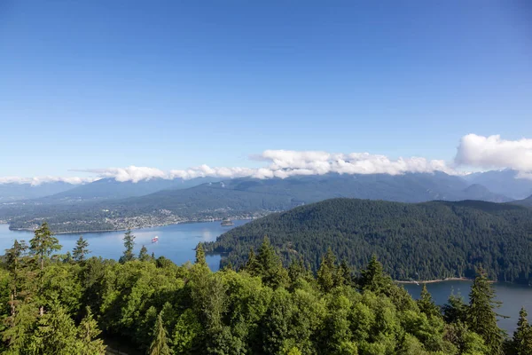 Hava panoramik Belcarra ve derin koyu bir bulutlu yaz gün boyunca. Burnaby dağ, Vancouver, Bc, Kanada üst kısmından alınan.