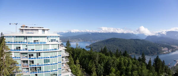 Havadan görünümü konut evler ve binalar Burnaby dağın zirvesinde. Vancouver, British Columbia, Kanada alınan.