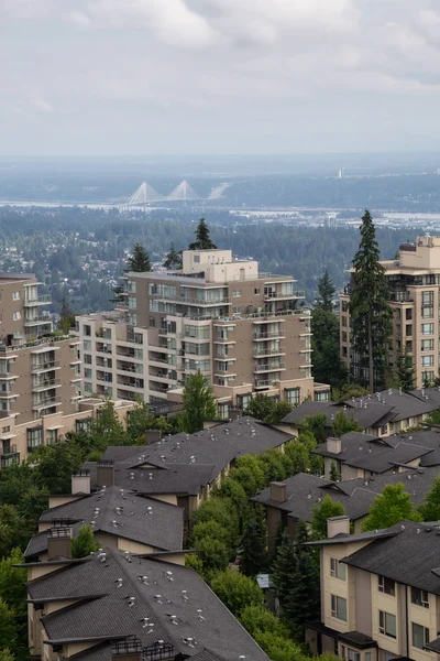 住宅やバーナビー山の上に建物の空撮 バンクーバー ブリティッシュ コロンビア州 カナダでの撮影 — ストック写真