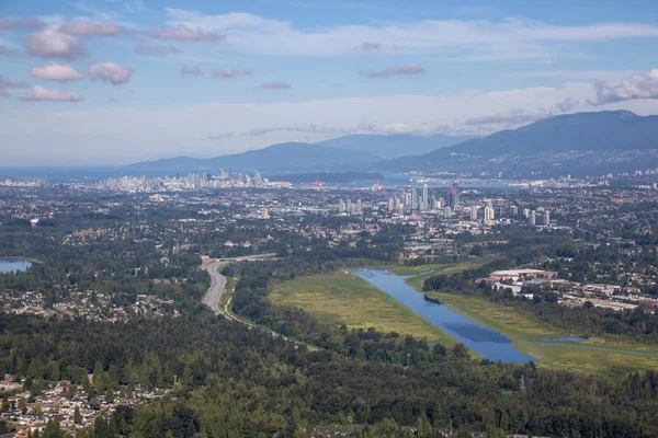 鸟瞰的伯纳比湖在城市与市中心的背景 在加拿大不列颠哥伦比亚省温哥华拍摄 — 图库照片
