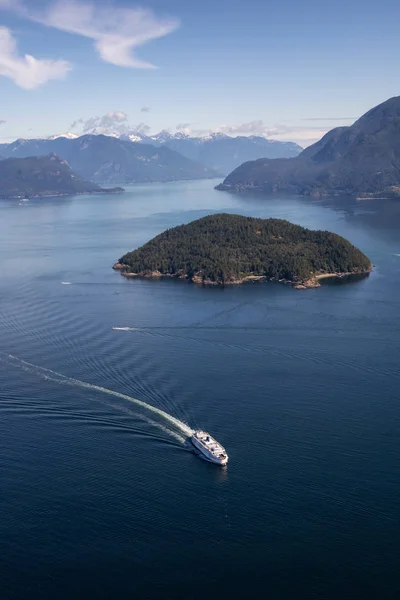 Luftaufnahme Einer Fähre Die Einem Sonnigen Sommertag Howe Sound Unterwegs — Stockfoto