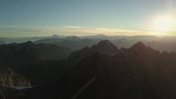 Antenne Canadese Landschap Bergzicht Tijdens Een Levendige Zomer Sunrise Genomen — Stockvideo