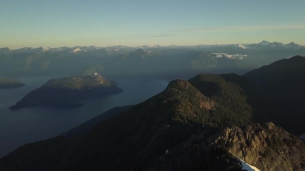 Aerial Kanadensiska Landskapet Bergsutsikt Pulserande Sommaren Soluppgång Tagit Howe Sound — Stockvideo