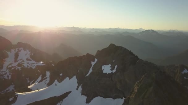 Vista Aérea Paisagem Montanha Canadense Durante Nascer Sol Verão Vibrante — Vídeo de Stock