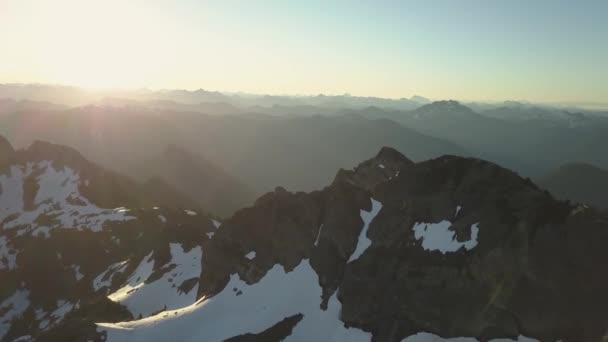Vista Aérea Del Paisaje Montañoso Canadiense Durante Vibrante Amanecer Verano — Vídeo de stock