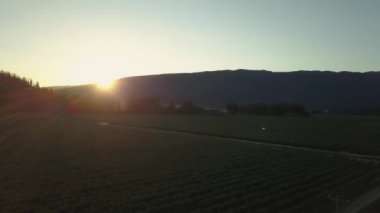 Hava Kanada dağ manzaralı canlı yaz gün doğumu sırasında. Howe ses, Vancouver, British Columbia, Kanada kuzeyindeki alınan.
