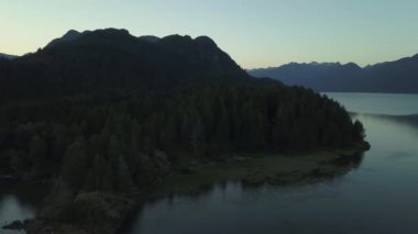 Joffre Gölü, British Columbia, Kanada Buzulu suda bir yansımasıdır güzel manzara.