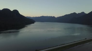 Joffre Gölü, British Columbia, Kanada Buzulu suda bir yansımasıdır güzel manzara.