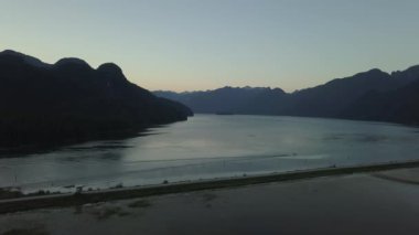 Joffre Gölü, British Columbia, Kanada Buzulu suda bir yansımasıdır güzel manzara.