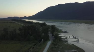 Hava Kanada dağ manzaralı canlı yaz gün doğumu sırasında. Howe ses, Vancouver, British Columbia, Kanada kuzeyindeki alınan.