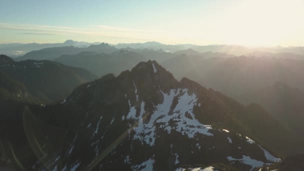 Aerial Kanadyjski Mountain View Krajobraz Podczas Letnich Wibrujący Wschód Słońca — Wideo stockowe