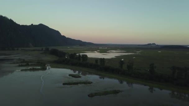 美丽的空中无人机镜头的河流和一条风景秀丽的道路在山谷周围的山脉在一个充满活力的日出 在加拿大不列颠哥伦比亚利顿附近拍摄 — 图库视频影像