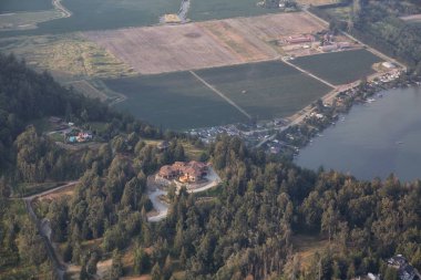 Havadan görünümü evleri ve tarım alanları Fraser Vadisi'nde. Vancouver, Bc, Kanada doğusunda yer alan.