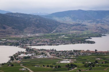 Çiftlik topraklarda bir bulutlu yaz gün boyunca görüntüleyin. Osoyoos, British Columbia, Kanada alınan.