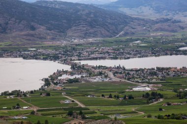 Çiftlik topraklarda bir bulutlu yaz gün boyunca görüntüleyin. Osoyoos, British Columbia, Kanada alınan.