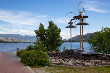 Bir gölde bir canlı yaz gün boyunca görüntüleyin. Osoyoos, British Columbia, Kanada alınan.
