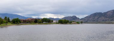 Bir gölde bir canlı yaz gün boyunca görüntüleyin. Osoyoos, British Columbia, Kanada alınan.