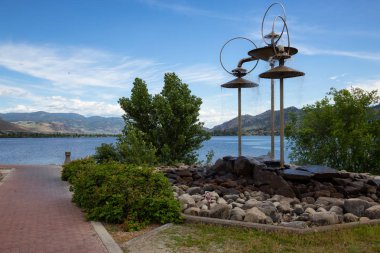 Bir gölde bir canlı yaz gün boyunca görüntüleyin. Osoyoos, British Columbia, Kanada alınan.
