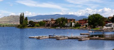 Bir göl bir canlı yaz günü sırasında ahşap iskelede. Osoyoos, British Columbia, Kanada alınan.