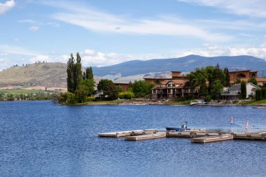 Bir göl bir canlı yaz günü sırasında ahşap iskelede. Osoyoos, British Columbia, Kanada alınan.
