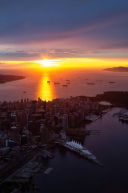 Şehir Şehir Hava görünümünü çarpıcı ve dramatik bir gün batımı sırasında. Vancouver, British Columbia, Kanada alınan.