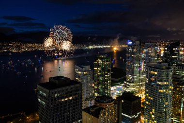 Vancouver, British Columbia, Kanada - 1 Temmuz 2018: Modern şehir merkezinde şehir siluetinin Kanada günü kutlama, havai fişek gösterisi havadan görünümü.