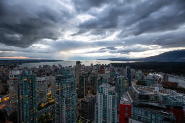 Bir yaz gün batımı sırasında hava görünümünü şehir şehir. Vancouver, British Columbia, Kanada alınan.