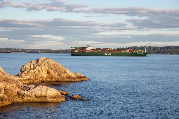 鮮やかな夏の日没時に完全にロードされた貨物輸送船を磯に渡すホースシュー湾 西のバンクーバー ブリティッシュ コロンビア州 カナダ 2018 — ストック写真