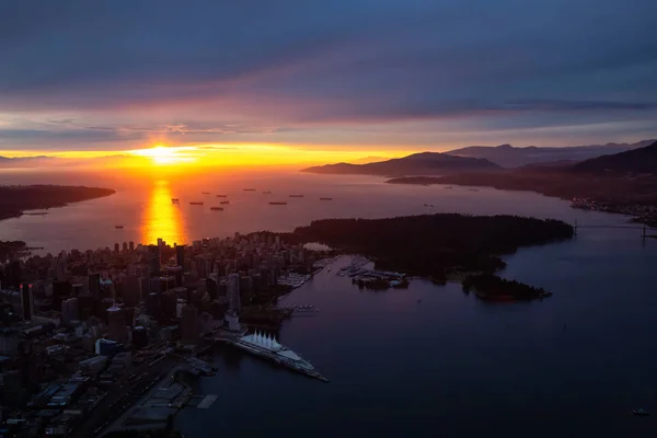 Luchtfoto Van Downtown Stad Tijdens Een Opvallende Dramatische Zonsondergang Genomen — Stockfoto