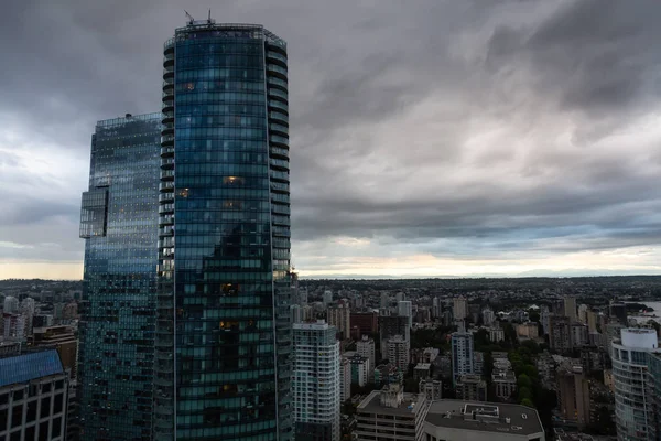 Luchtfoto Van Downtown Stad Tijdens Een Stormachtige Zomeravond Voor Zonsondergang — Stockfoto