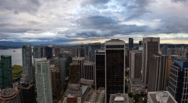 Vancouver, British Columbia, Kanada - 1 Temmuz 2018: Modern şehir merkezinde şehir manzarası bulutlu bir gün batımı hava panoramik manzaralı.