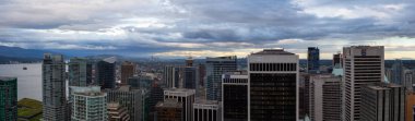 Vancouver, British Columbia, Kanada - 1 Temmuz 2018: Modern şehir merkezinde şehir manzarası bulutlu bir gün batımı hava panoramik manzaralı.