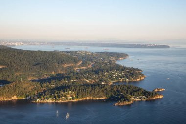 Horseshoe Bay Hava görünümünü bir güneşli yaz akşam sırasında. Howe ses, Batı Vancouver, Bc, Kanada alınan.