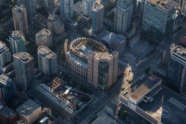 Vancouver, British Columbia, Kanada - 17 Temmuz 2018: Havadan görünümü bir canlı güneşli yaz gün boyunca şehir şehir Vancouver Halk Kütüphanesi.