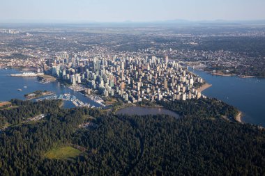 Bir canlı güneşli yaz gün boyunca modern şehir merkezinde şehrin havadan görünümü. Vancouver, British Columbia, Kanada alınan.