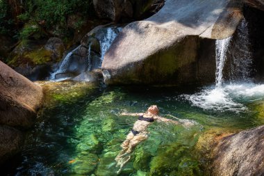 Kadının güzel Kanada Kanyon çalışan buzul nehirde yüzmek. Squamish, Vancouver, Bc, Kanada kuzeyindeki alınan.