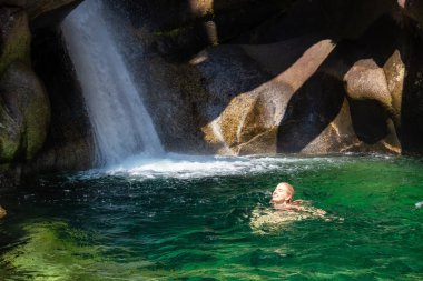 Kadının güzel Kanada Kanyon çalışan buzul nehirde yüzmek. Squamish, Vancouver, Bc, Kanada kuzeyindeki alınan.