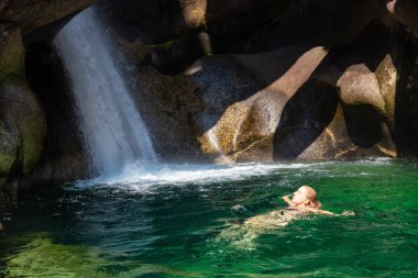 Kadının güzel Kanada Kanyon çalışan buzul nehirde yüzmek. Squamish, Vancouver, Bc, Kanada kuzeyindeki alınan.