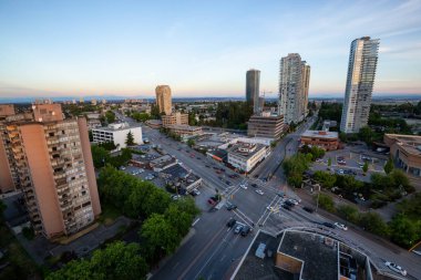 Burnaby, Vancouver, British Columbia, Kanada - 26 Haziran 2018: Hava görünümünü Rating kavşak Metrotown Mall yakınındaki bir canlı ve renkli yaz gün batımı sırasında.