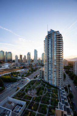 Metrotown, Burnaby, Vancouver, Bc, Kanada - 26 Haziran 2018: Bir canlı yaz gün batımı havadan görünümü Metropolis Alışveriş.