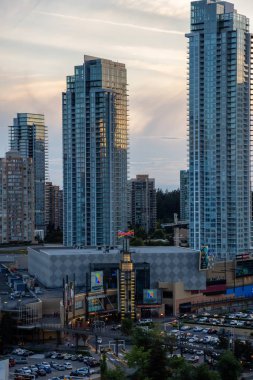 Metrotown, Burnaby, Vancouver, Bc, Kanada - 26 Haziran 2018: Bir canlı yaz gün batımı havadan görünümü Metropolis Alışveriş.