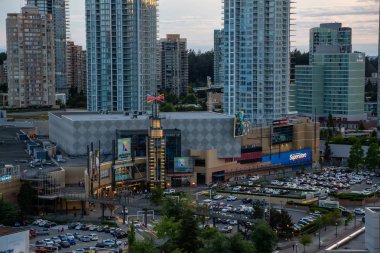 Metrotown, Burnaby, Vancouver, Bc, Kanada - 26 Haziran 2018: Bir canlı yaz gün batımı havadan görünümü Metropolis Alışveriş.