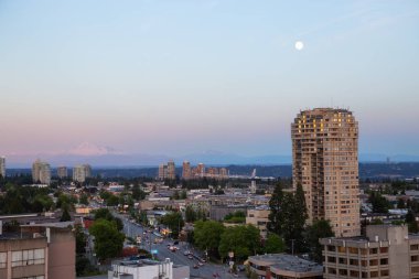 Burnaby, Vancouver, British Columbia, Kanada - 26 Haziran 2018: Hava görünümünü Cityscape Metrotown Mall yakınındaki bir canlı ve renkli yaz gün batımı sırasında.