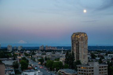 Burnaby, Vancouver, British Columbia, Kanada - 26 Haziran 2018: Hava görünümünü Cityscape Metrotown Mall yakınındaki bir canlı ve renkli yaz gün batımı sırasında.