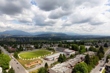 Burnaby, Vancouver, British Columbia, Kanada - 27 Haziran 2018: Havadan görünümü bir canlı bulutlu yaz günü sırasında banliyö bölgesinde bir İlköğretim Okulu.