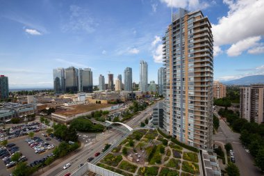 Burnaby, Vancouver, British Columbia, Kanada - 27 Haziran 2018: Hava görünümünü Metrotown merkezi bir canlı güneşli yaz gün boyunca.