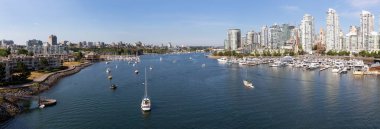 Vancouver, Bc, Kanada - 5 Ağustos 2018: False Creek hava görünümünü bir güneşli yaz gün boyunca.