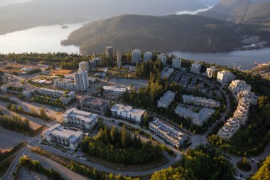 Bir canlı güneşli yaz gün batımı sırasında hava görünümünü Burnaby Dağı. Vancouver, Bc, Kanada içinde alınan.